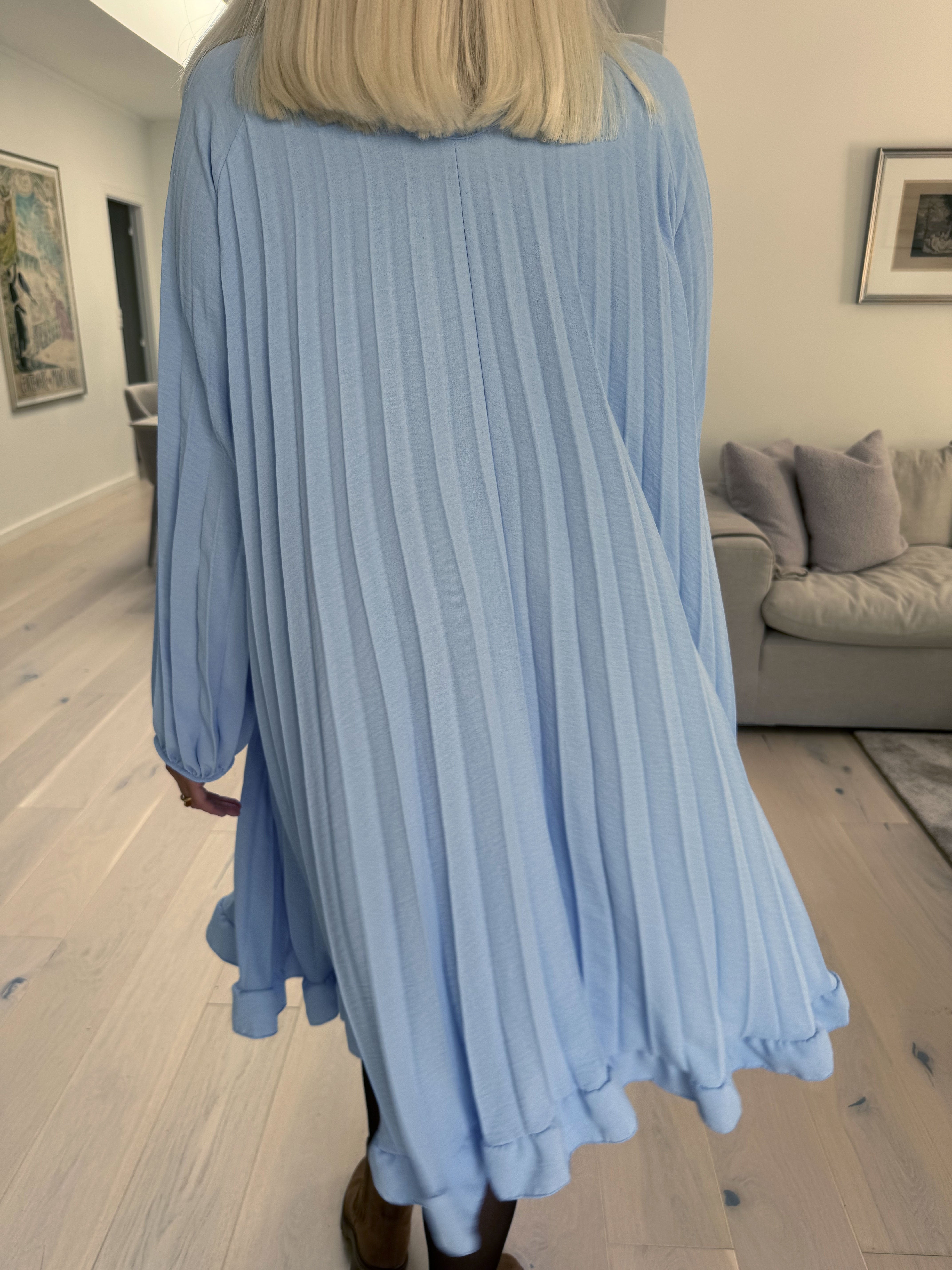 Santorini Dress - Sød langærmet kjole med plisseringer